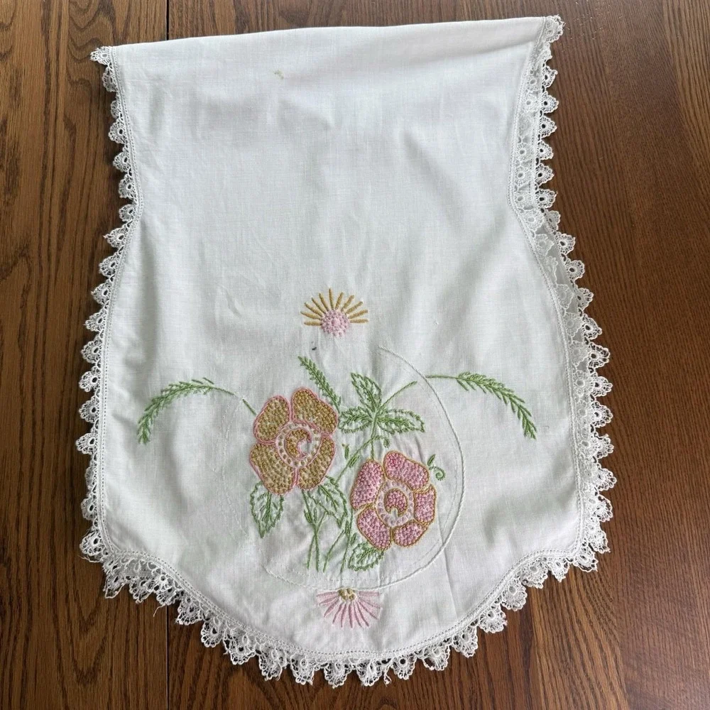 Vtg Hand-Embroidered Floral Linen Table Runner With Lace Tatted Edging 34